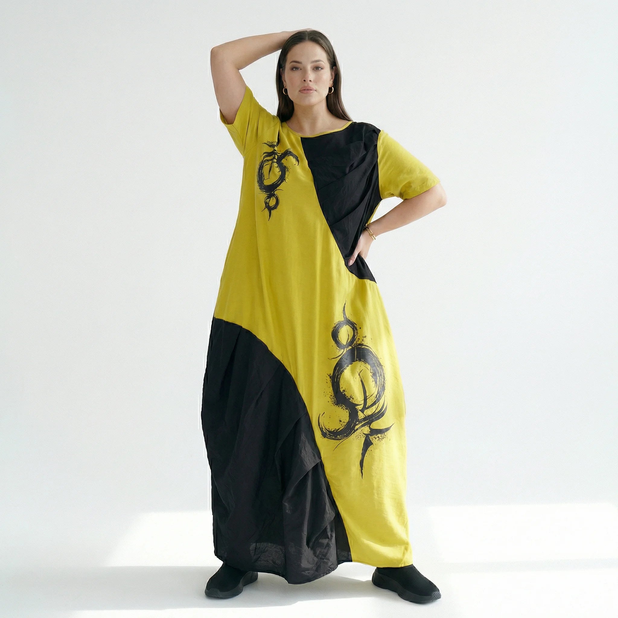 Avantgarde Maxikleid in Gelb-Schwarz mit Pinselprint und drapierter Front von B-ONE