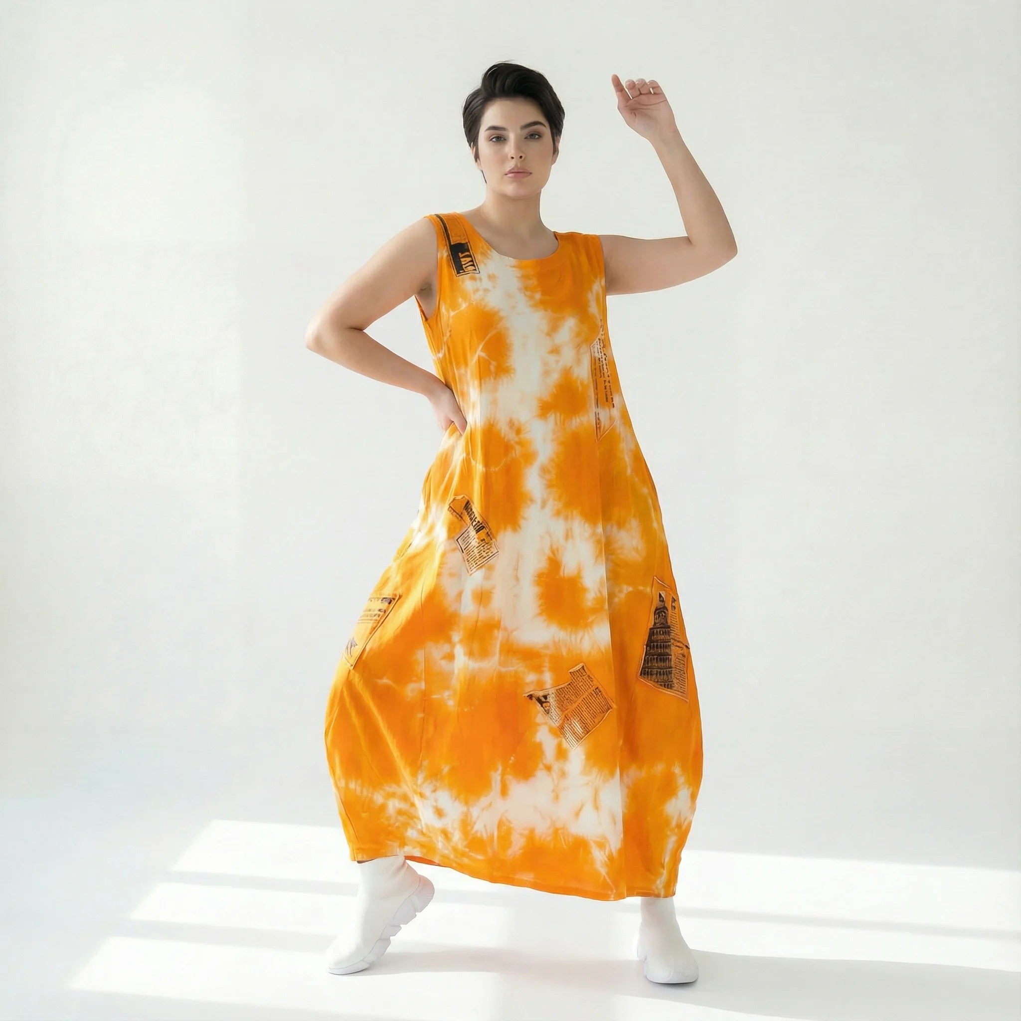 Weit geschnittenes B-ONE Batik-Kleid aus Baumwolle in Orange mit Typografie-Elementen