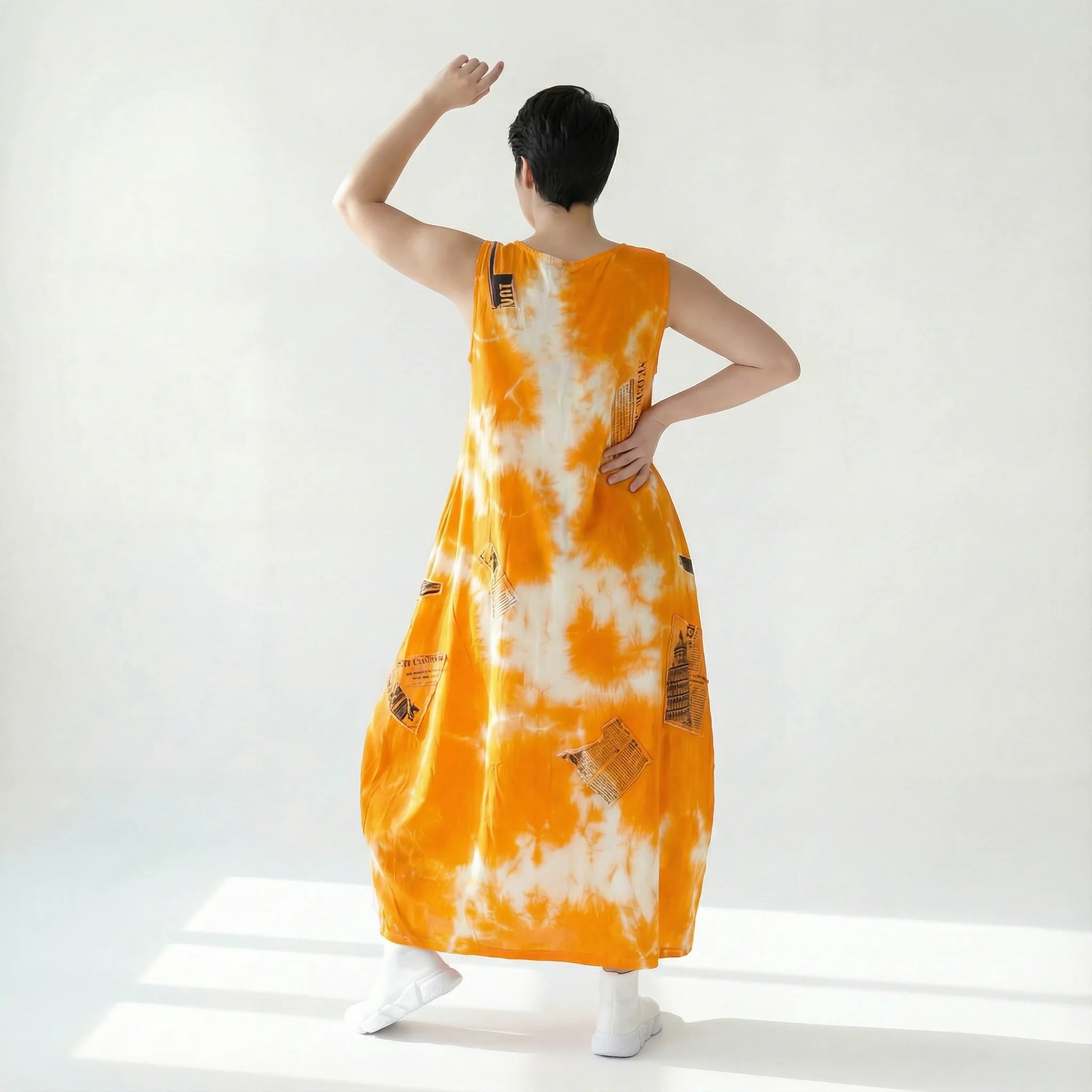Weit geschnittenes B-ONE Batik-Kleid aus Baumwolle in Orange mit Typografie-Elementen