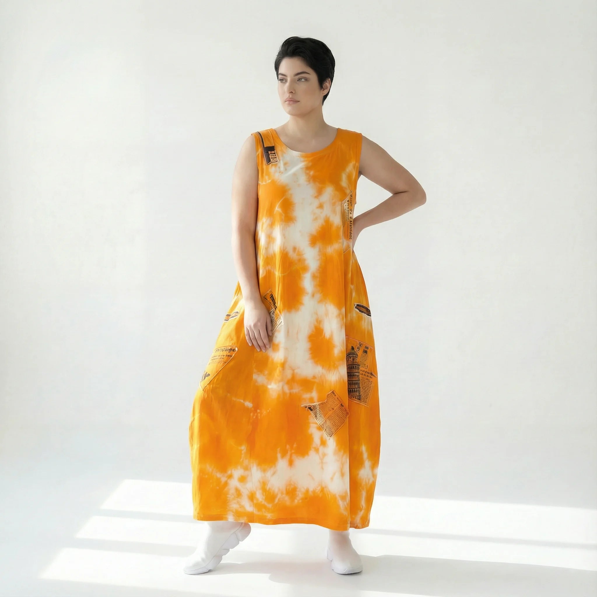 Weit geschnittenes B-ONE Batik-Kleid aus Baumwolle in Orange mit Typografie-Elementen