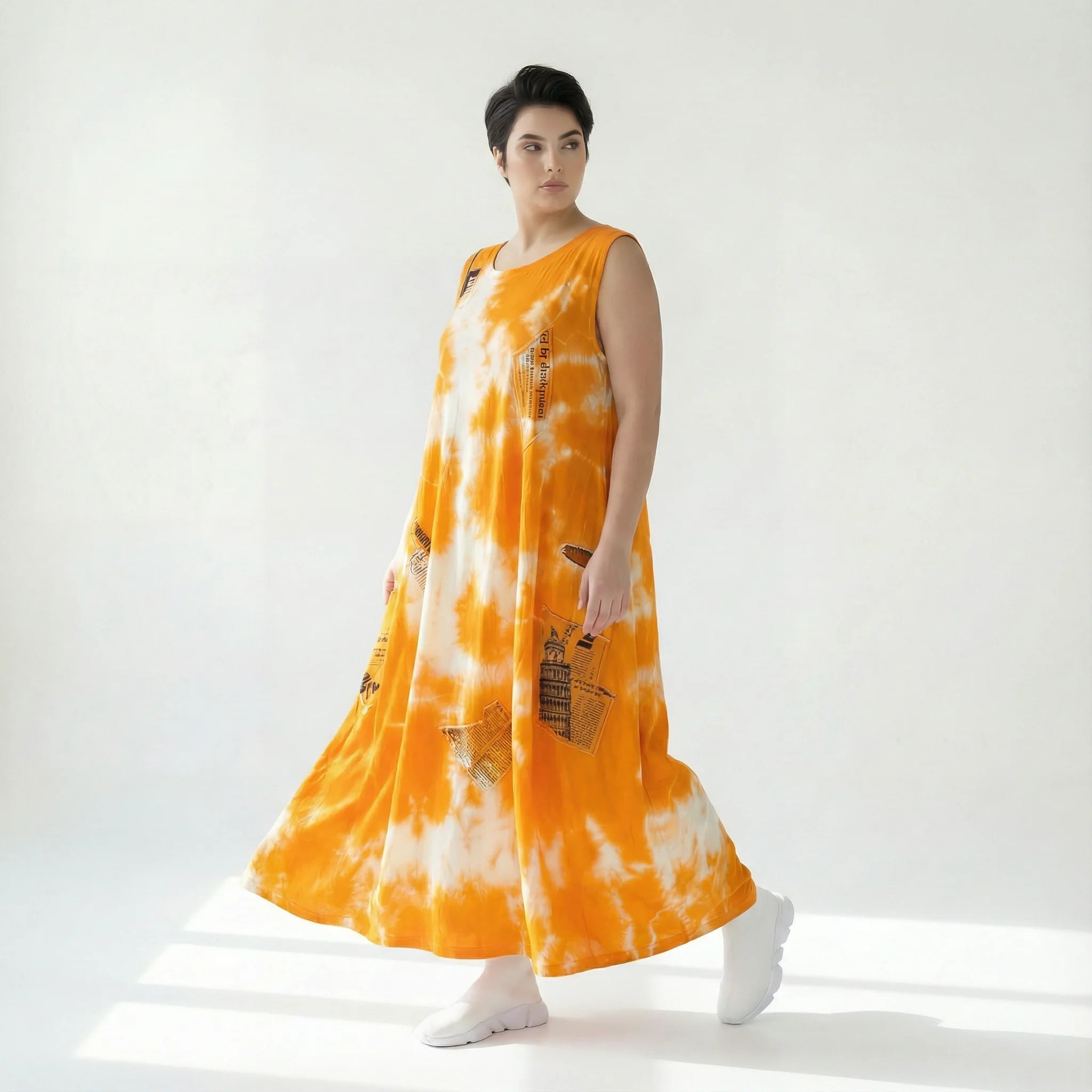 Weit geschnittenes B-ONE Batik-Kleid aus Baumwolle in Orange mit Typografie-Elementen