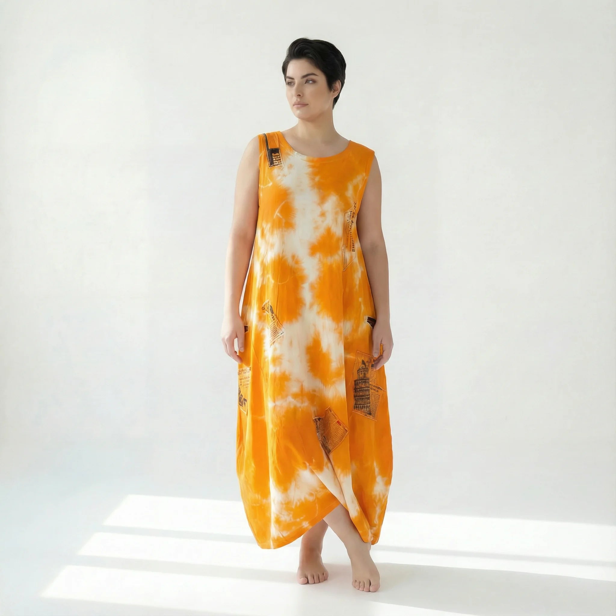 Weit geschnittenes B-ONE Batik-Kleid aus Baumwolle in Orange mit Typografie-Elementen