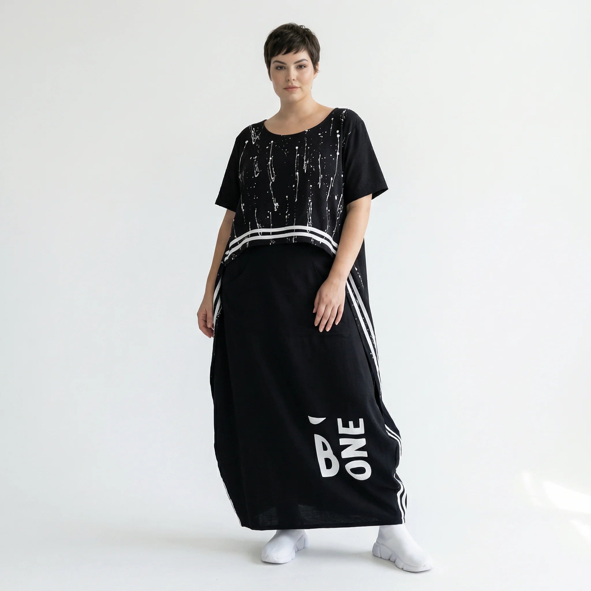 Avantgarde Maxikleid aus Baumwolle mit Print-Details und Seitentaschen von B-ONE