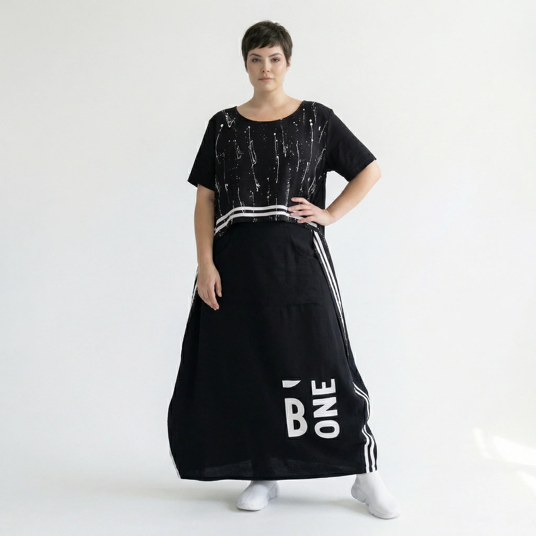 Avantgarde Maxikleid aus Baumwolle mit Print-Details und Seitentaschen von B-ONE