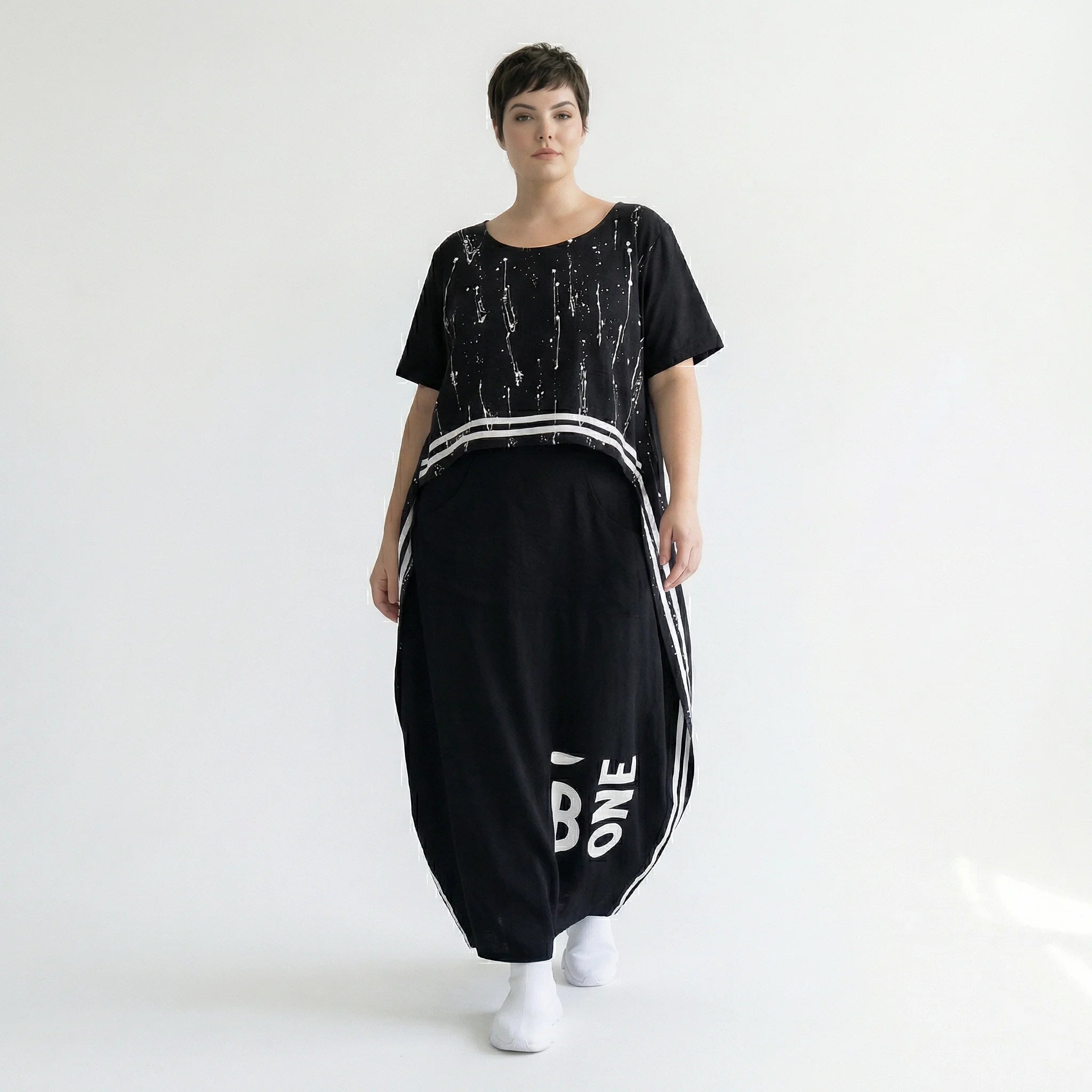 Avantgarde Maxikleid aus Baumwolle mit Print-Details und Seitentaschen von B-ONE