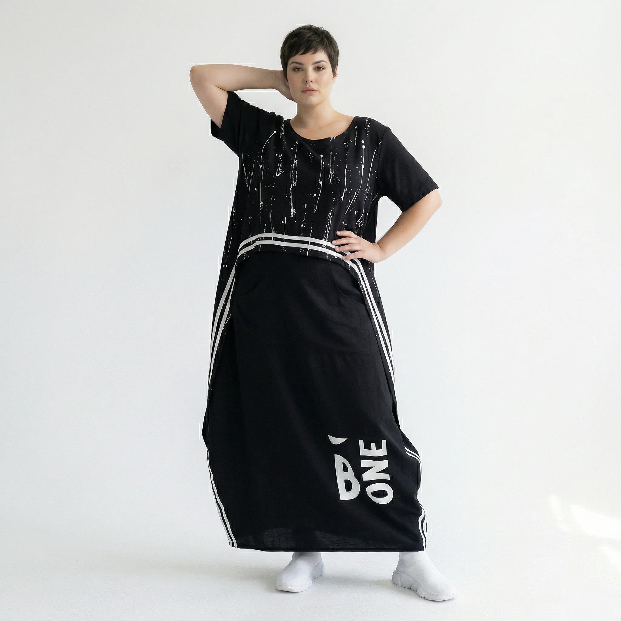 Avantgarde Maxikleid aus Baumwolle mit Print-Details und Seitentaschen von B-ONE