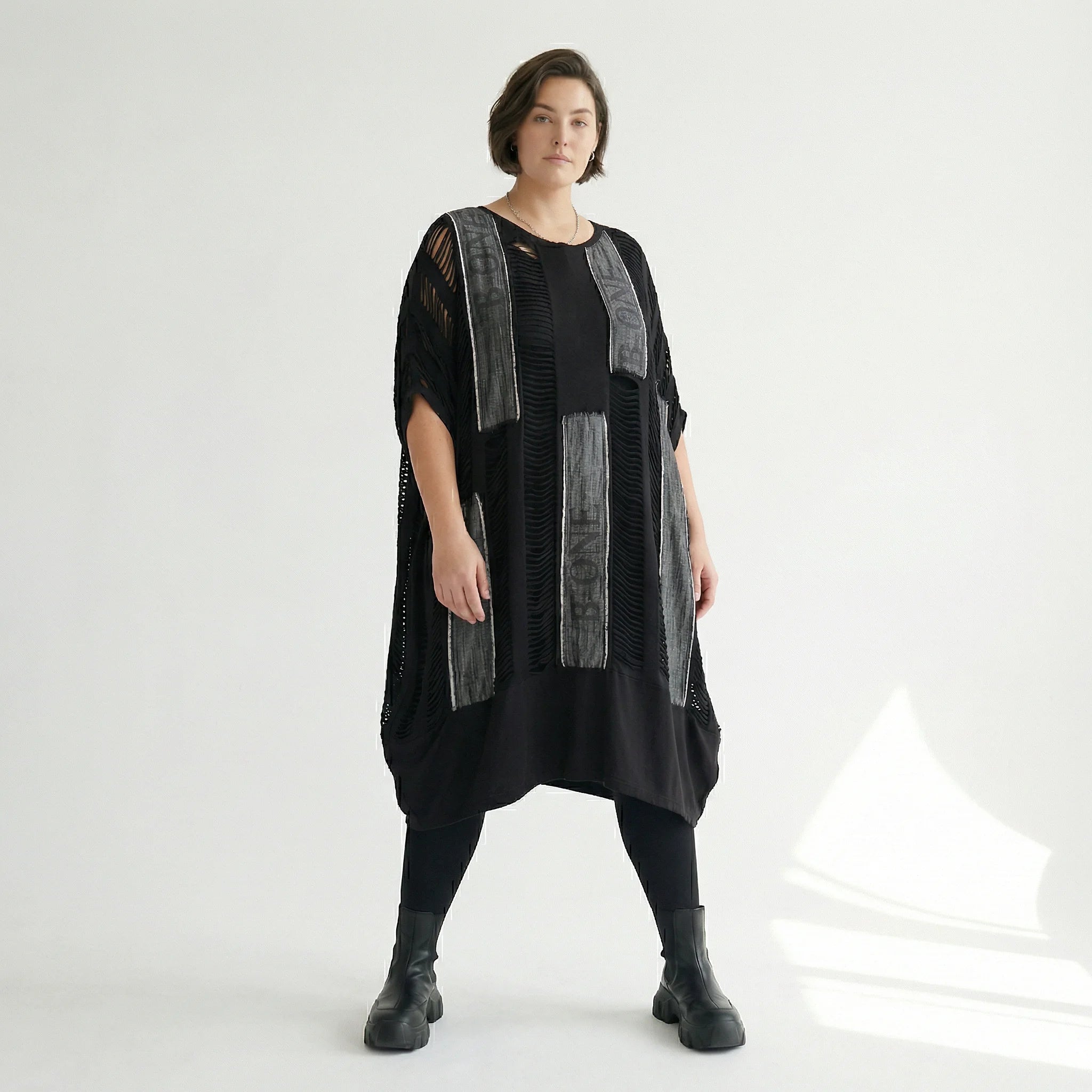 Avantgarde 2-in-1 Kleid mit Cut-Outs und Streifen-Design aus Jersey von B-ONE
