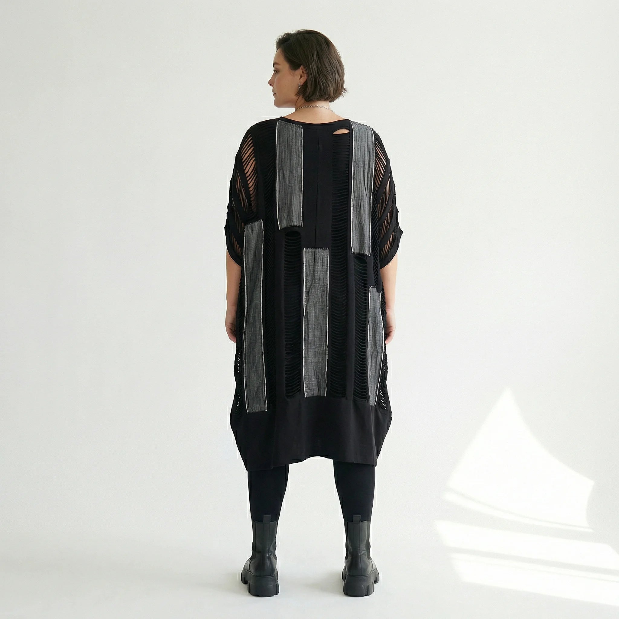 Avantgarde 2-in-1 Kleid mit Cut-Outs und Streifen-Design aus Jersey von B-ONE