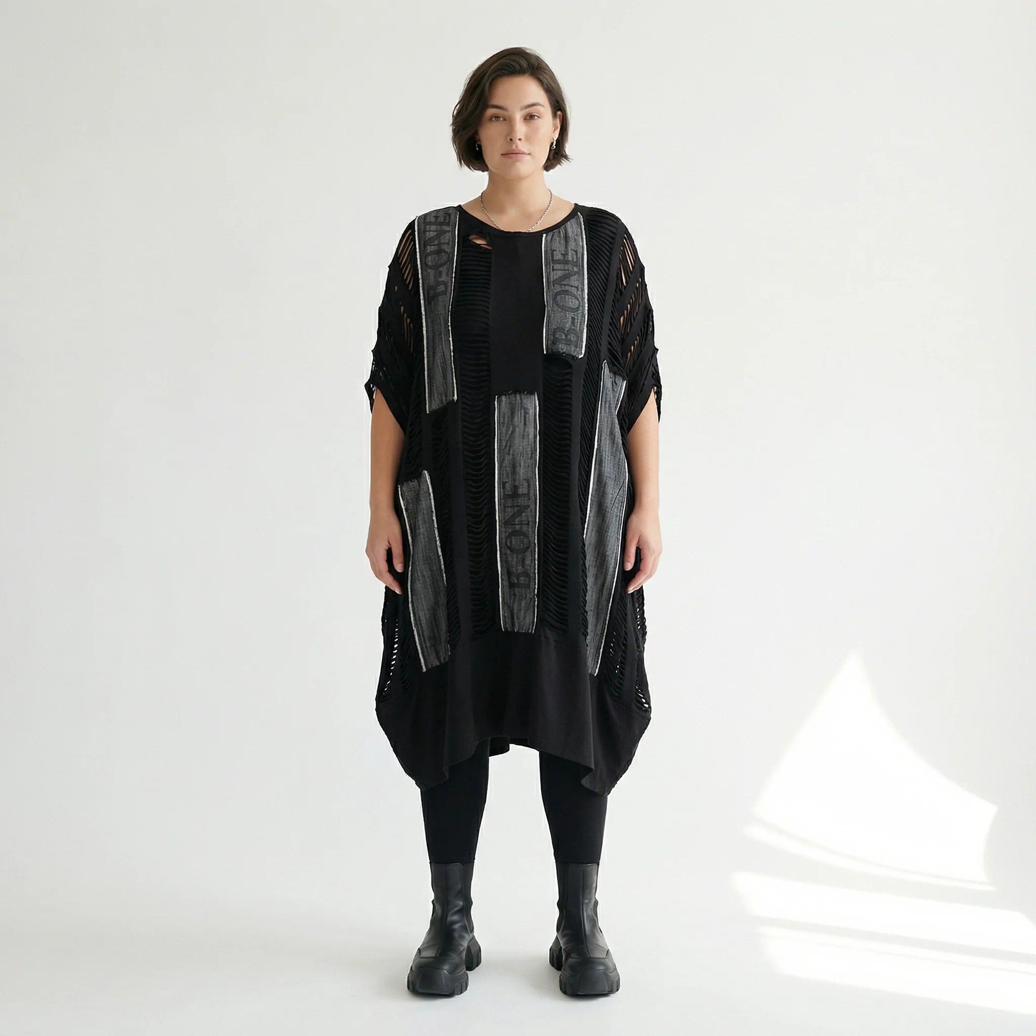Avantgarde 2-in-1 Kleid mit Cut-Outs und Streifen-Design aus Jersey von B-ONE
