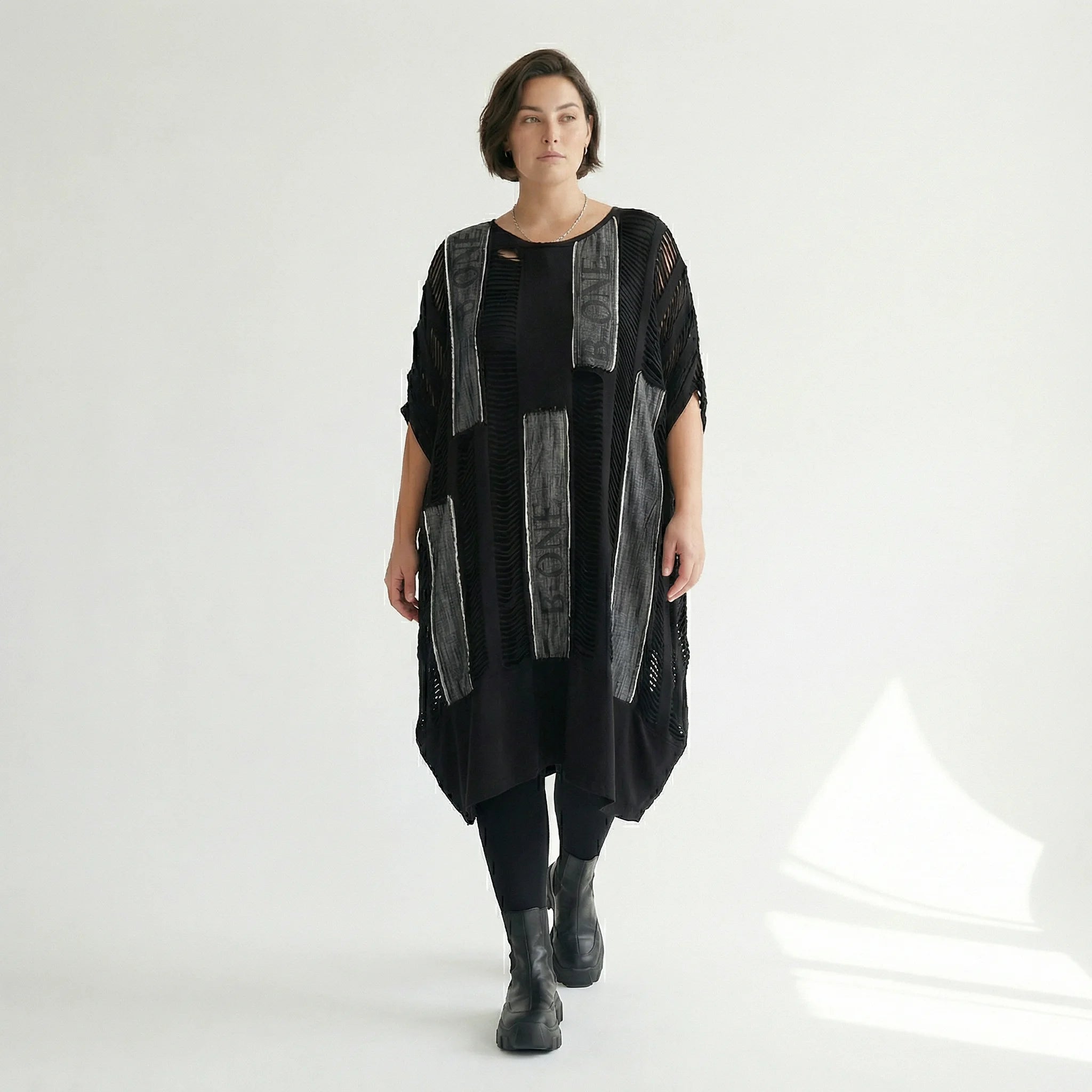 Avantgarde 2-in-1 Kleid mit Cut-Outs und Streifen-Design aus Jersey von B-ONE