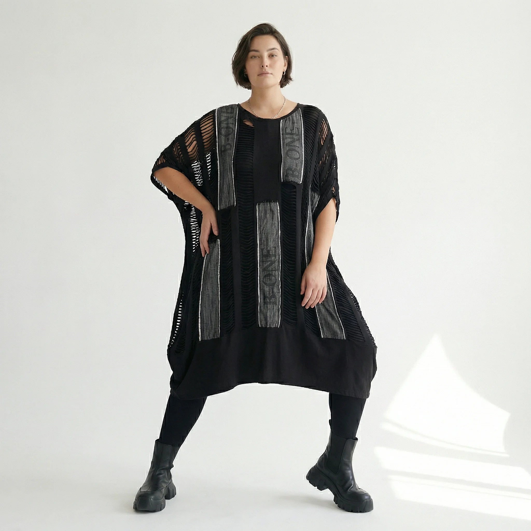 Schwarzes Lagenlook Kleid zweiteilig mit Netzobertunika Cutouts Oversize aus softem Jersey