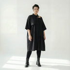 Schwarzes Oversizekleid aus Baumwollpopeline mit Cutoutkragen und asymmetrischem Volant