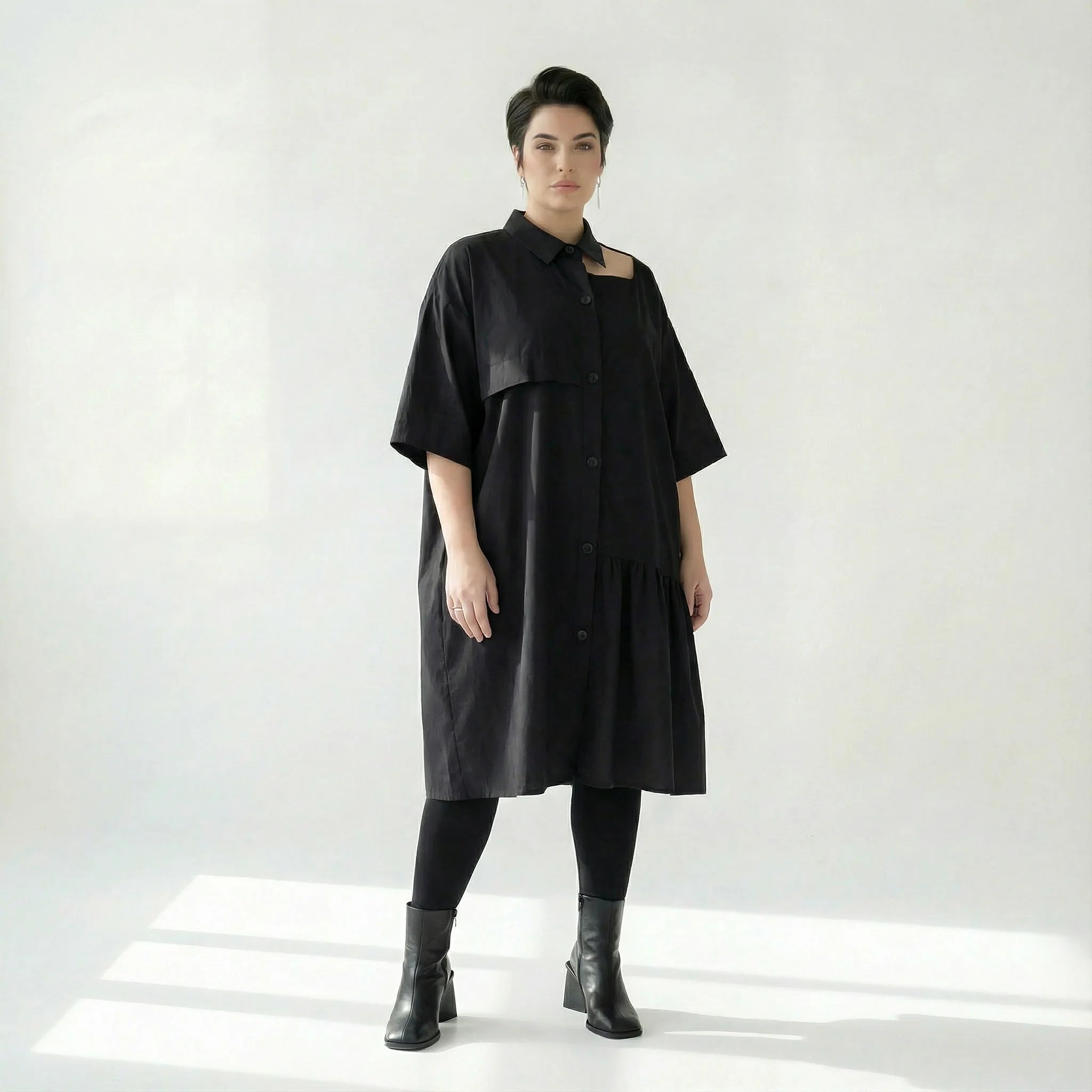 Luftiges Oversize-Kleid in Schwarz mit Asymmetrie und Kragen-Detail von Caraclan