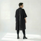 Schwarzes Oversizekleid aus Baumwollpopeline mit Cutoutkragen und asymmetrischem Volant