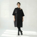 Schwarzes Oversizekleid aus Baumwollpopeline mit Cutoutkragen und asymmetrischem Volant