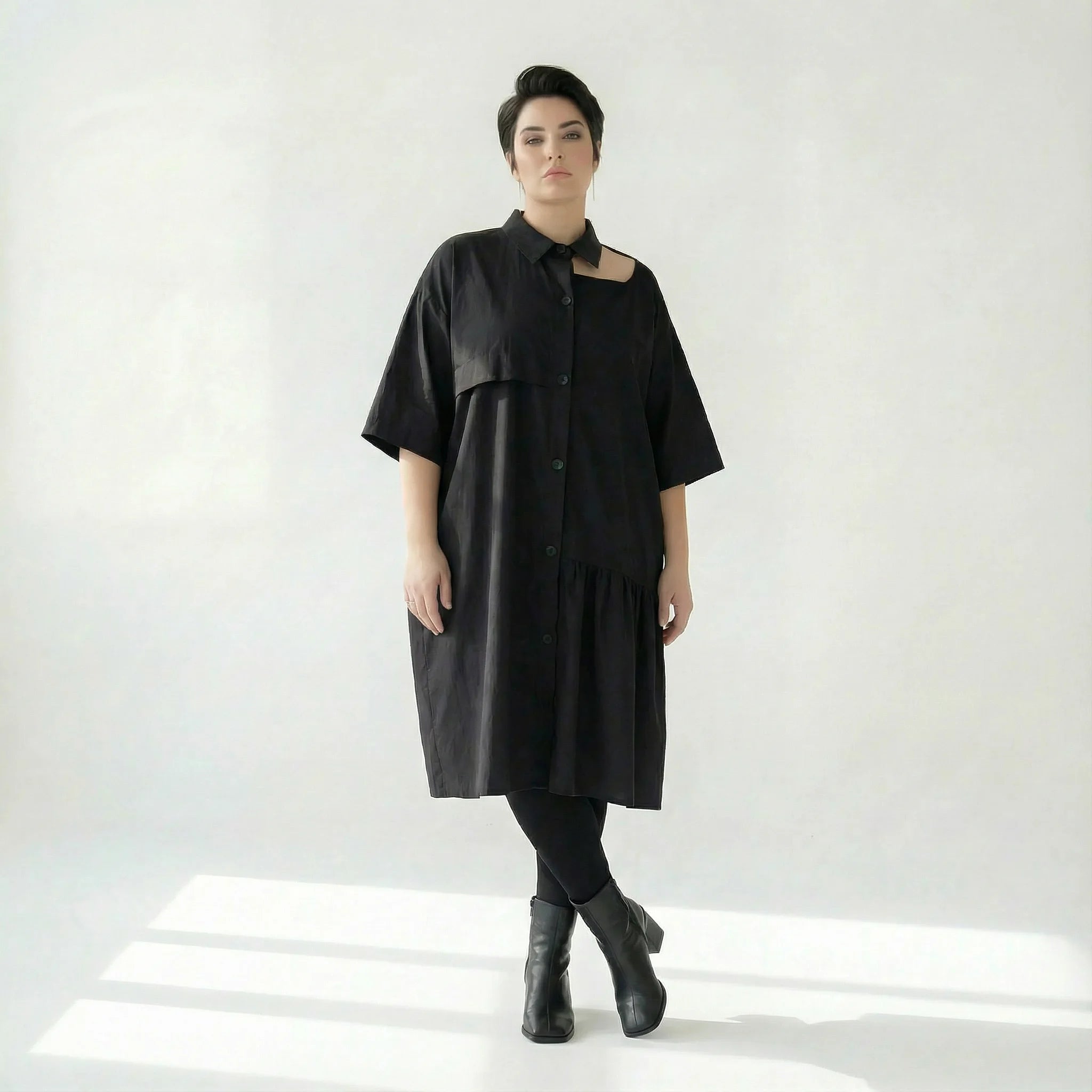 Luftiges Oversize-Kleid in Schwarz mit Asymmetrie und Kragen-Detail von Caraclan