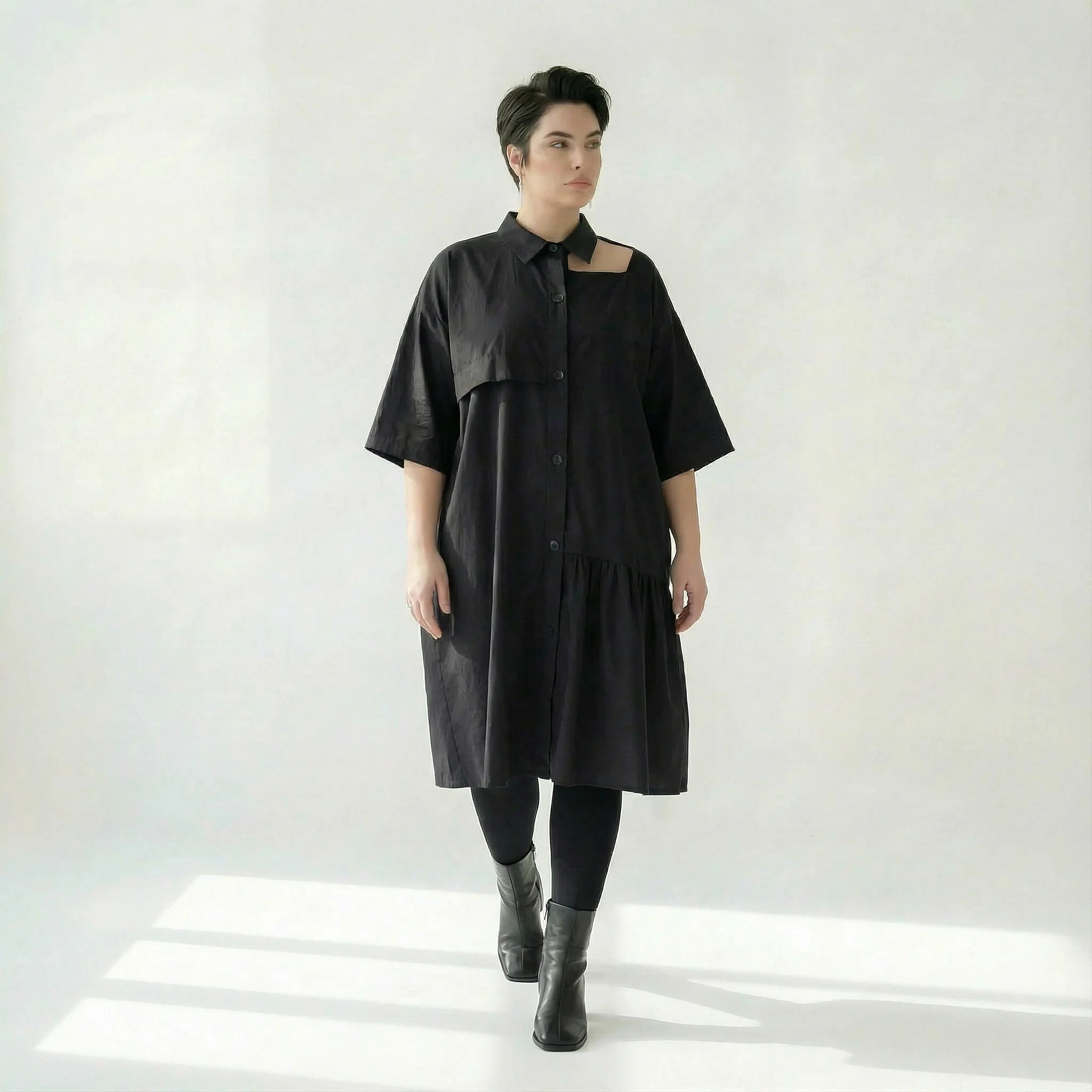 Luftiges Oversize-Kleid in Schwarz mit Asymmetrie und Kragen-Detail von Caraclan