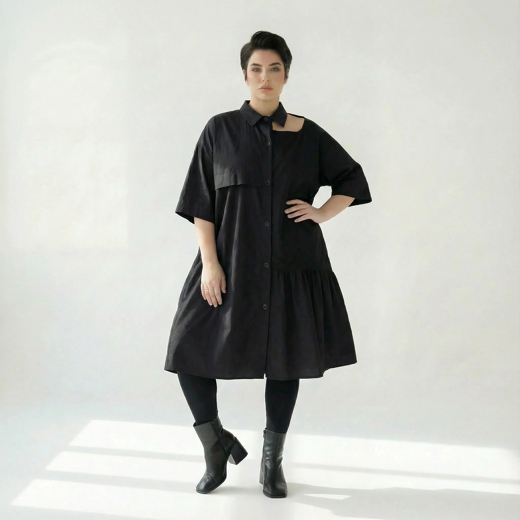Luftiges Oversize-Kleid in Schwarz mit Asymmetrie und Kragen-Detail von Caraclan