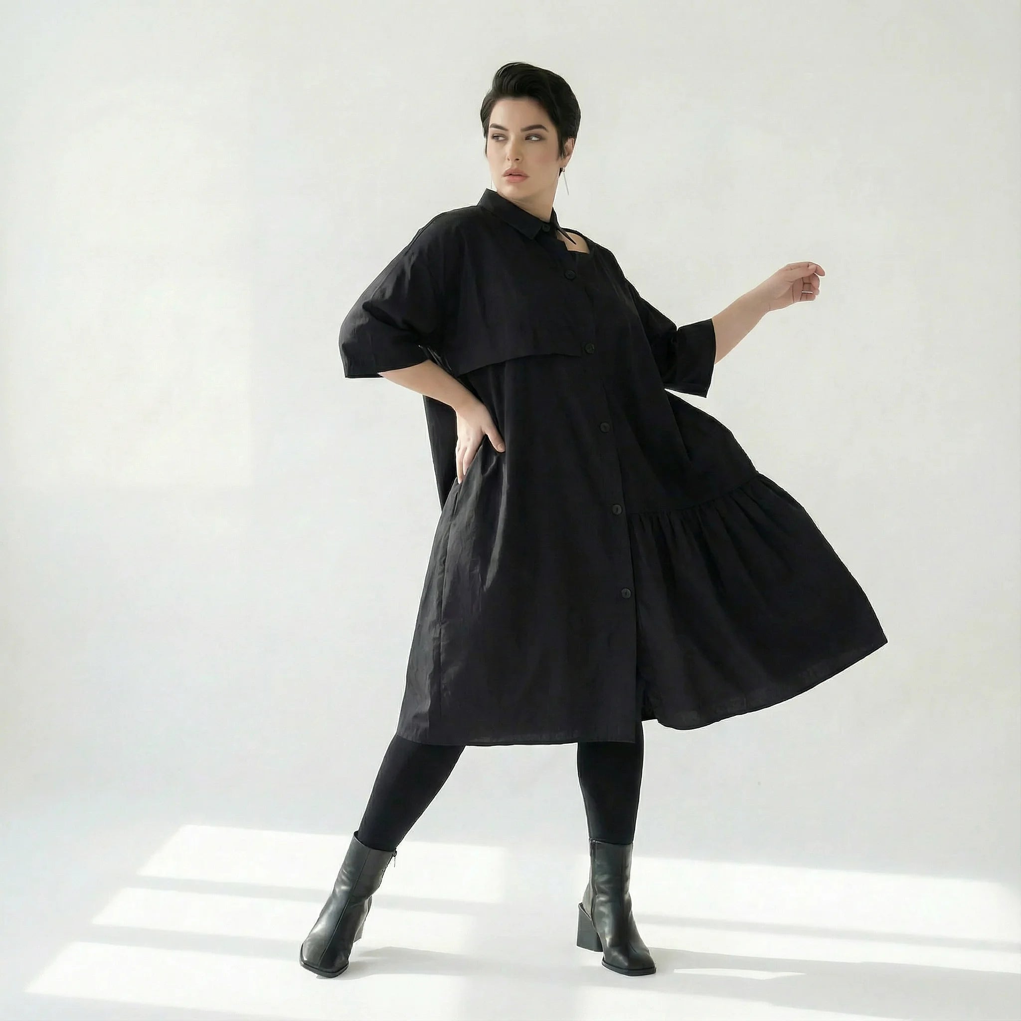 Schwarzes Oversizekleid aus Baumwollpopeline mit Cutoutkragen und asymmetrischem Volant