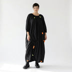 Schwarzes Oversize Kleid mit Neonkordeln asymmetrischer Raffstruktur und weitem Rundhals