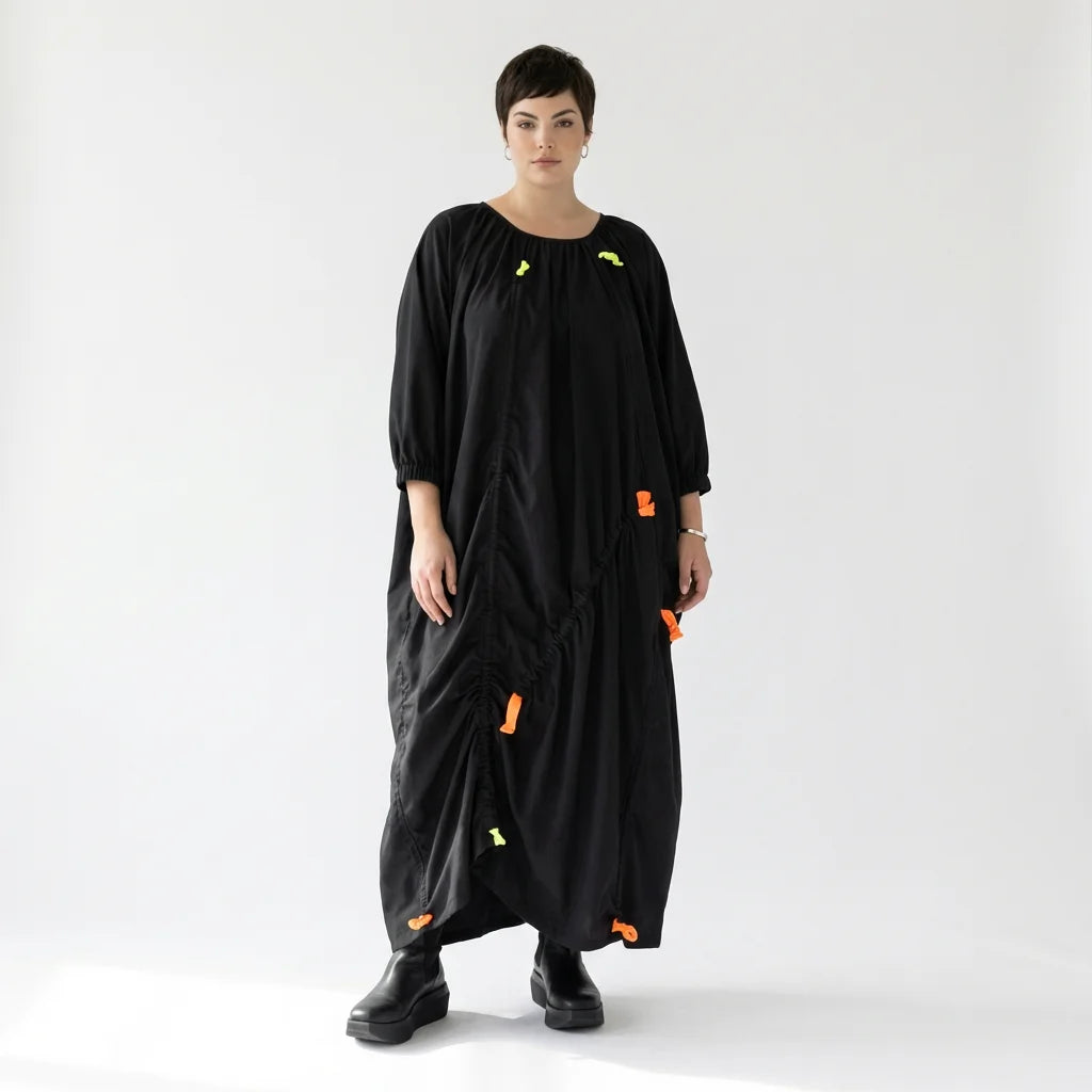 Luftiges Oversize-Kleid mit Neon-Raffdetails und asymmetrischer Drapierung