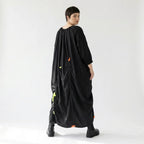Schwarzes Oversize Kleid mit Neonkordeln asymmetrischer Raffstruktur und weitem Rundhals