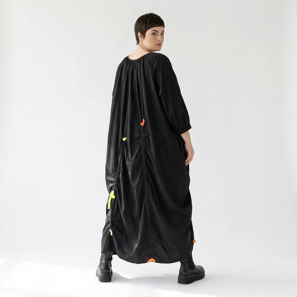 Luftiges Oversize-Kleid mit Neon-Raffdetails und asymmetrischer Drapierung