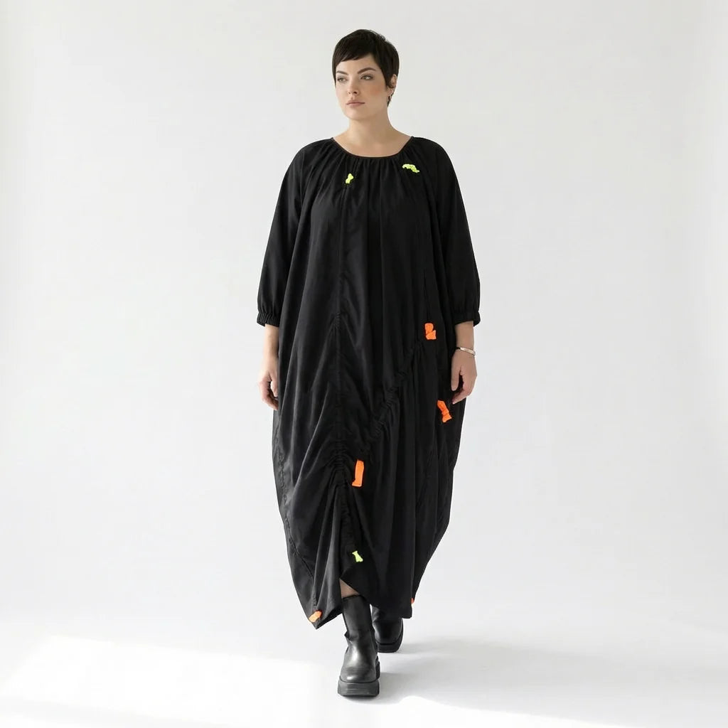 Luftiges Oversize-Kleid mit Neon-Raffdetails und asymmetrischer Drapierung