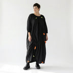 Schwarzes Oversize Kleid mit Neonkordeln asymmetrischer Raffstruktur und weitem Rundhals