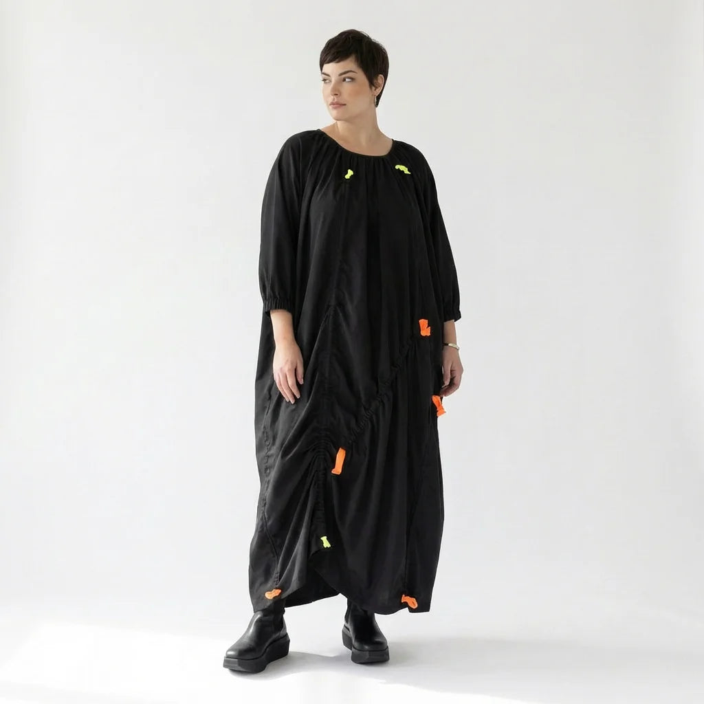Luftiges Oversize-Kleid mit Neon-Raffdetails und asymmetrischer Drapierung