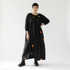 Schwarzes Oversize Kleid mit Neonkordeln asymmetrischer Raffstruktur und weitem Rundhals