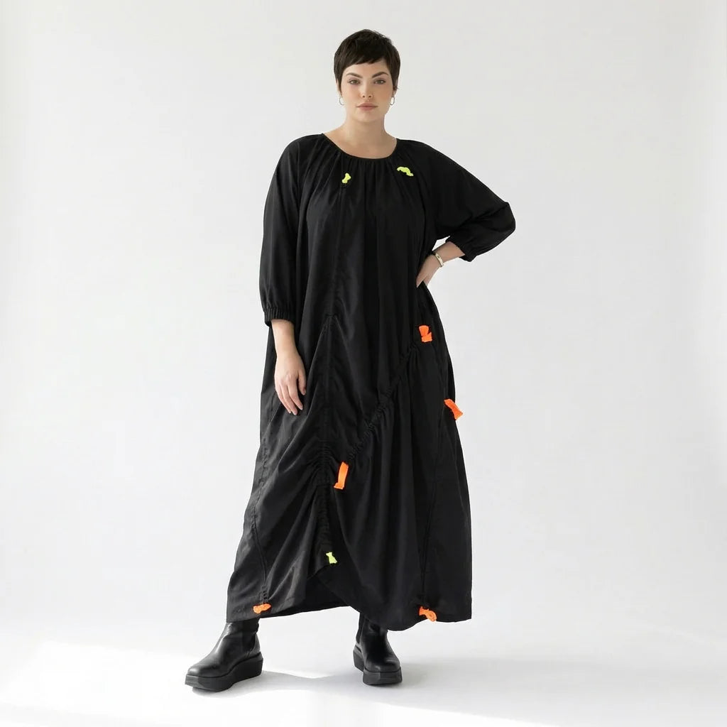 Luftiges Oversize-Kleid mit Neon-Raffdetails und asymmetrischer Drapierung