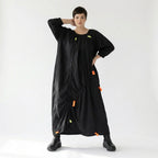 Schwarzes Oversize Kleid mit Neonkordeln asymmetrischer Raffstruktur und weitem Rundhals