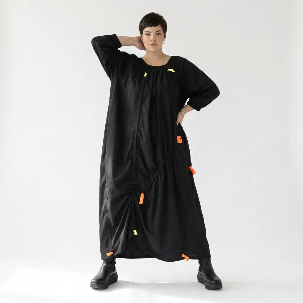Schwarzes Oversize Kleid mit Neonkordeln asymmetrischer Raffstruktur und weitem Rundhals