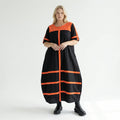 Avantgarde Maxikleid Cadrelli schwarz mit roten Kontraststreifen aus Viskose-Lycra