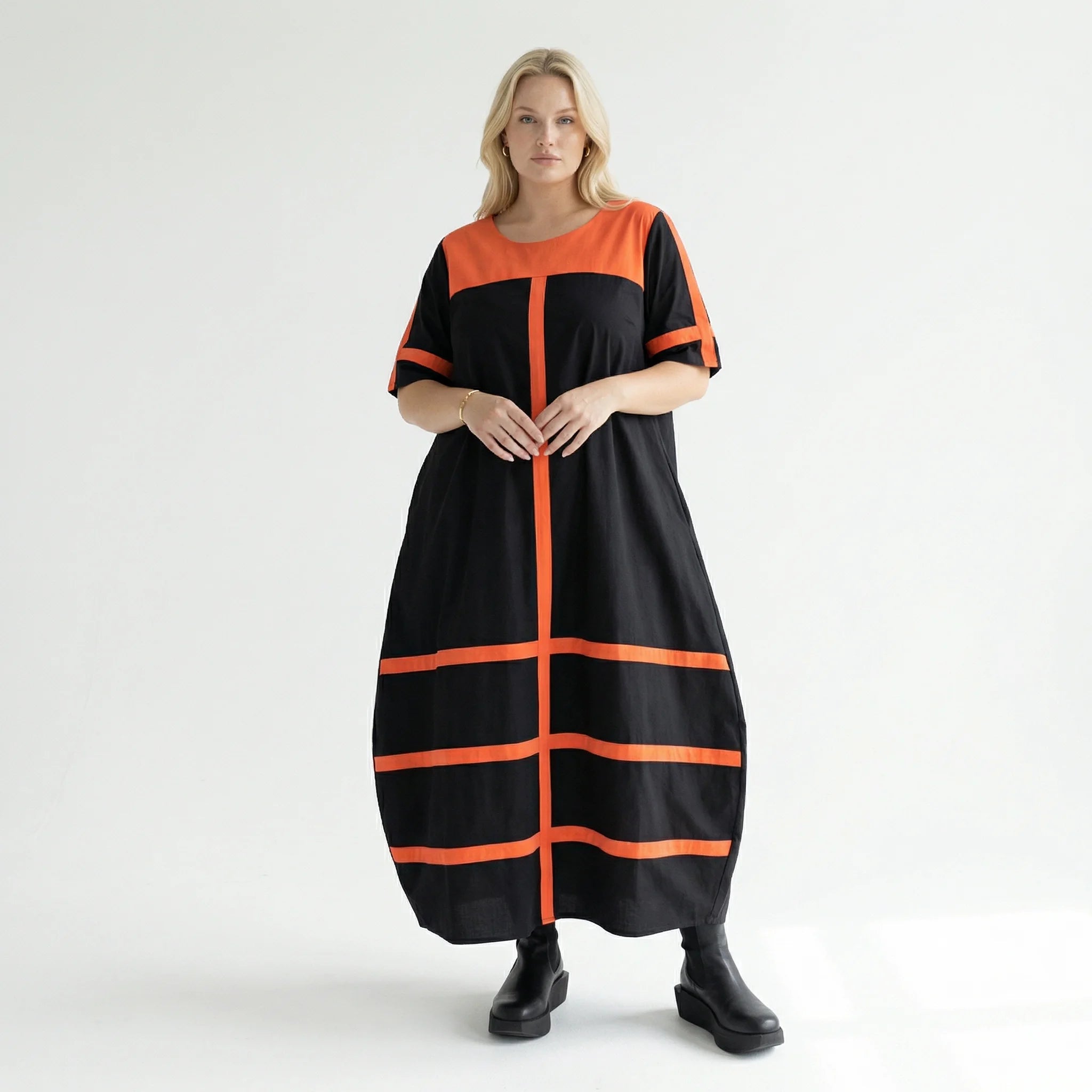 Avantgarde Maxikleid Cadrelli schwarz mit roten Kontraststreifen aus Viskose-Lycra