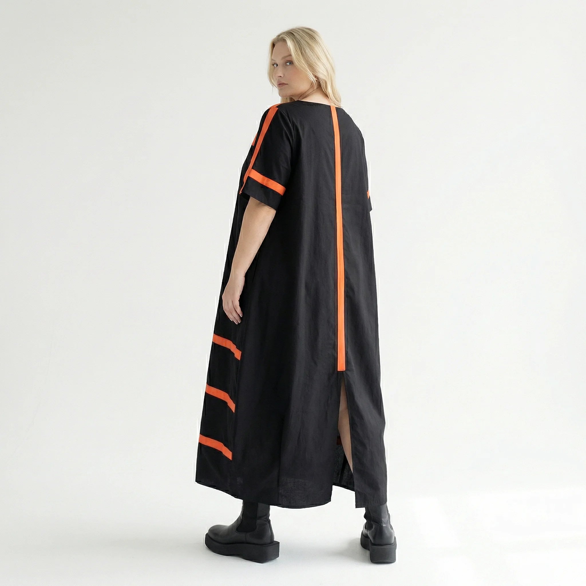 Avantgarde Maxikleid Cadrelli schwarz mit roten Kontraststreifen aus Viskose-Lycra