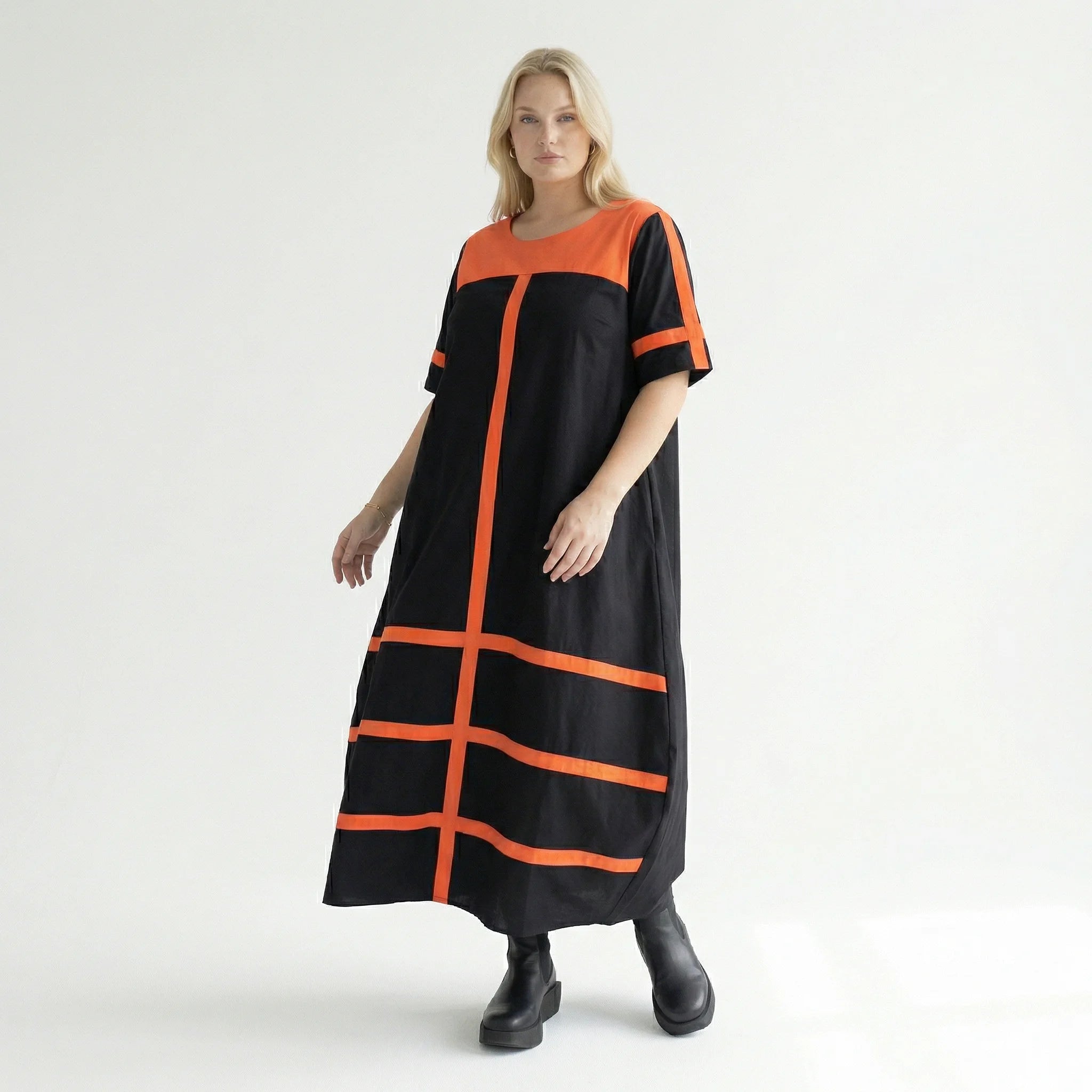 Avantgarde Maxikleid Cadrelli schwarz mit roten Kontraststreifen aus Viskose-Lycra