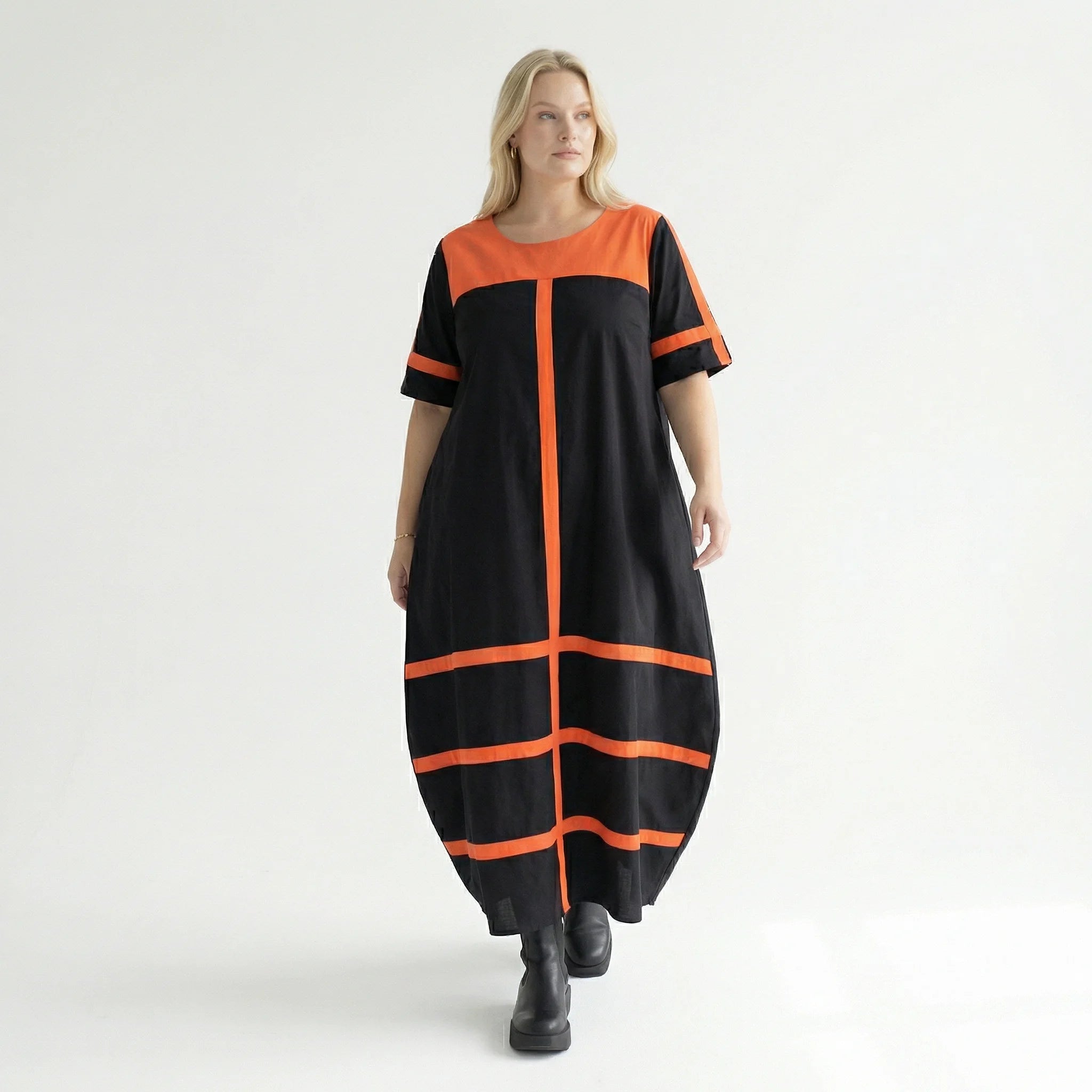 Avantgarde Maxikleid Cadrelli schwarz mit roten Kontraststreifen aus Viskose-Lycra