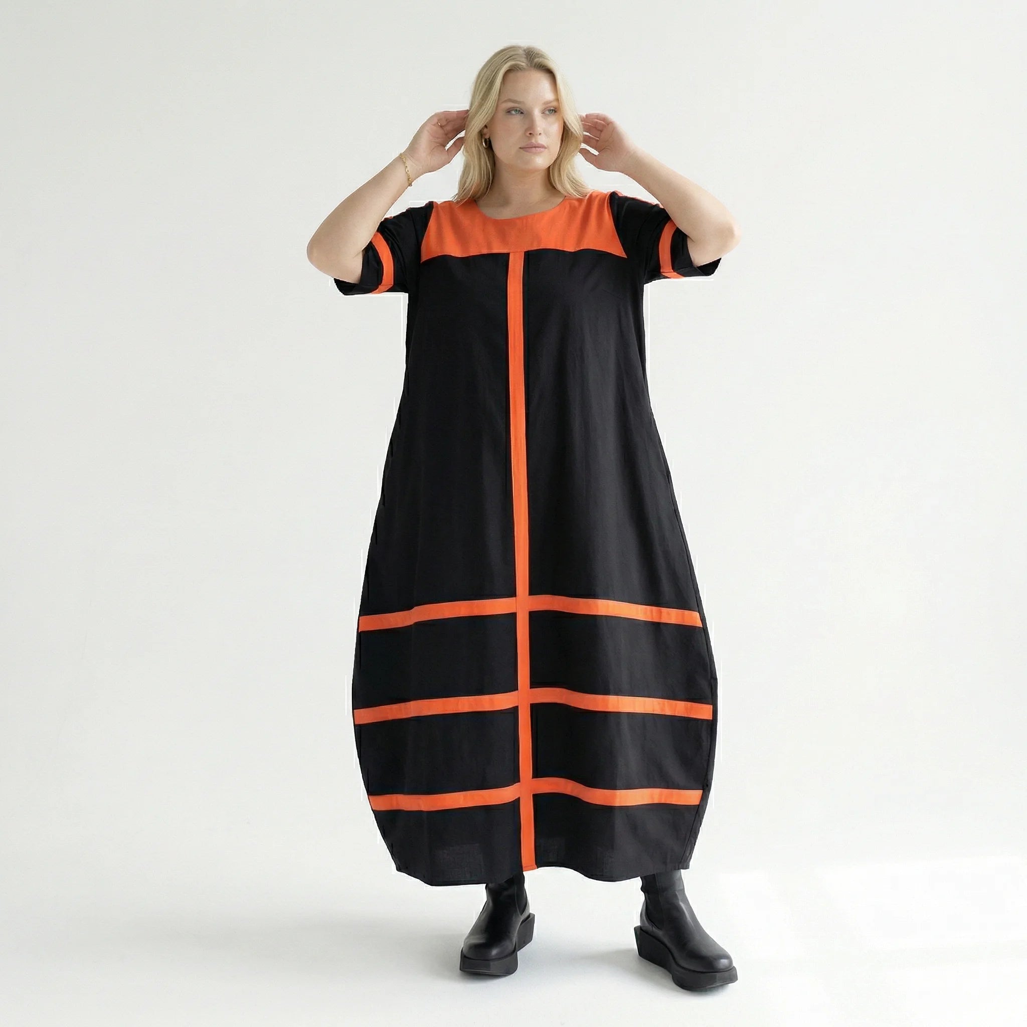 Avantgarde Maxikleid Cadrelli schwarz mit roten Kontraststreifen aus Viskose-Lycra