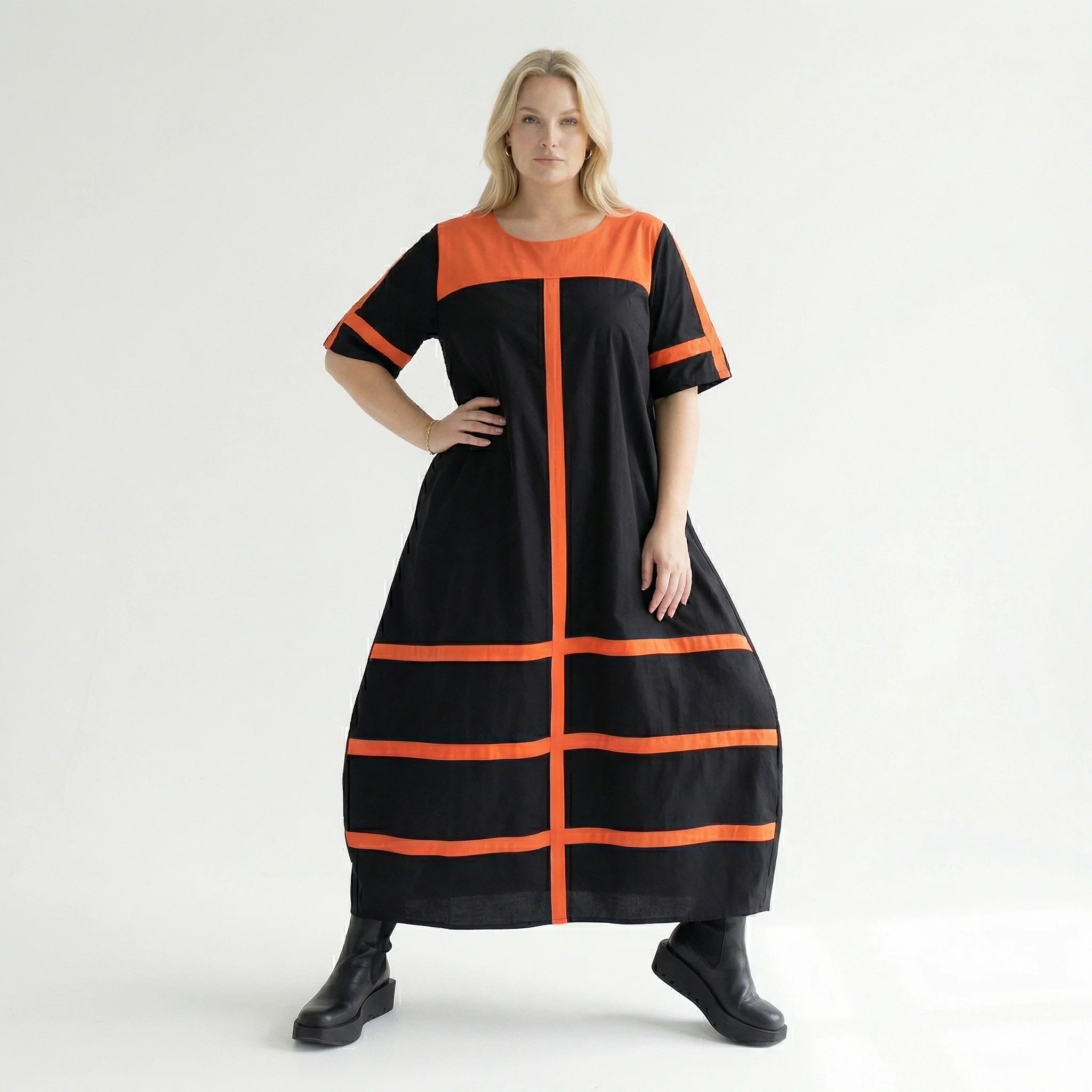 Avantgarde Maxikleid Cadrelli schwarz mit roten Kontraststreifen aus Viskose-Lycra