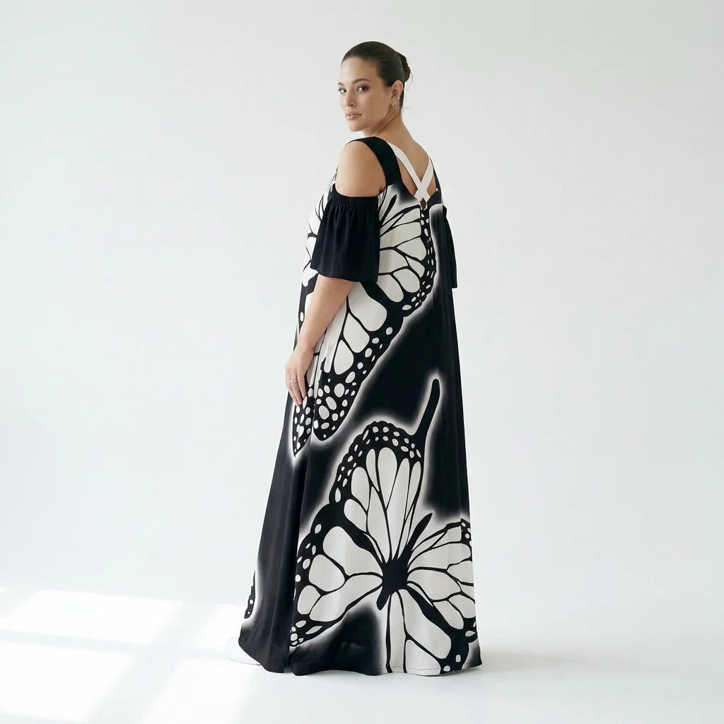 Schwarzes Maxikleid mit Schmetterlingsprint und Cut-Out-Schultern von Do Lares – luftig leicht