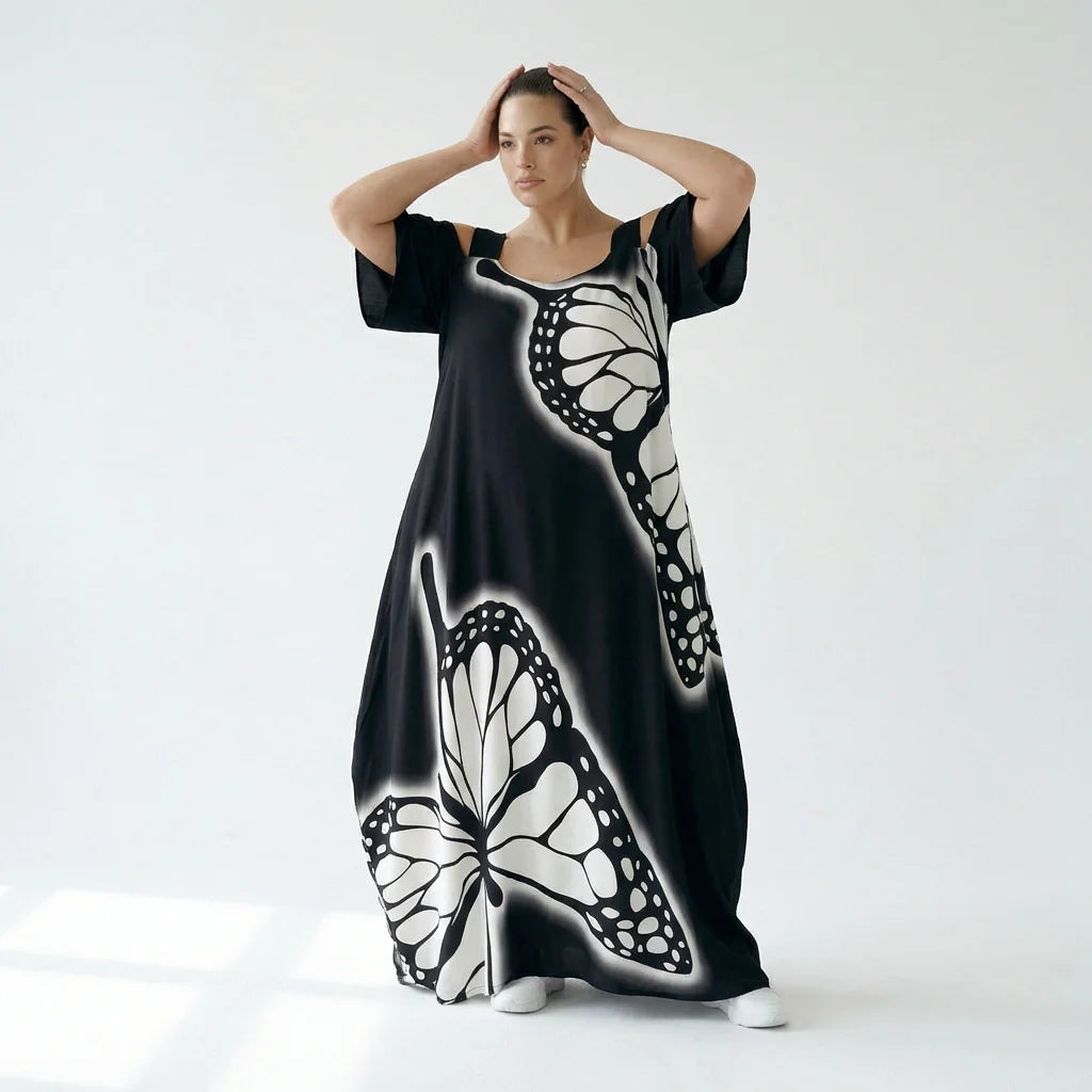 Schwarzes Maxikleid mit Schmetterlingsprint und Cut-Out-Schultern von Do Lares – luftig leicht