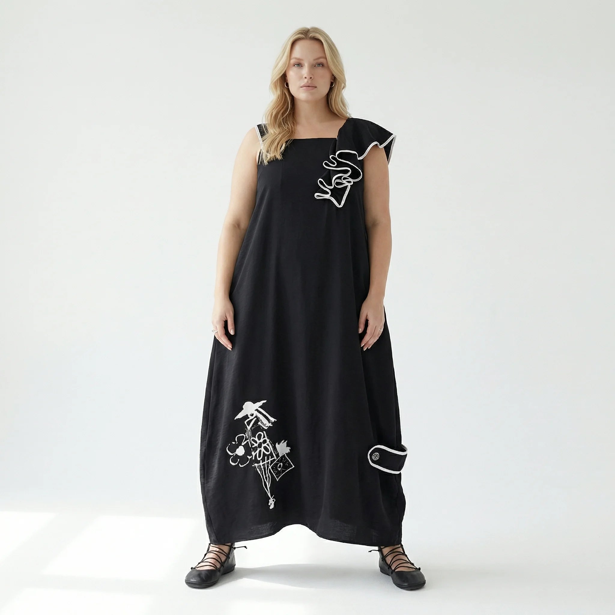Schwarzes Avantgarde-Kleid mit Applikationen und Asymmetrie von LUANI aus Baumwollmix