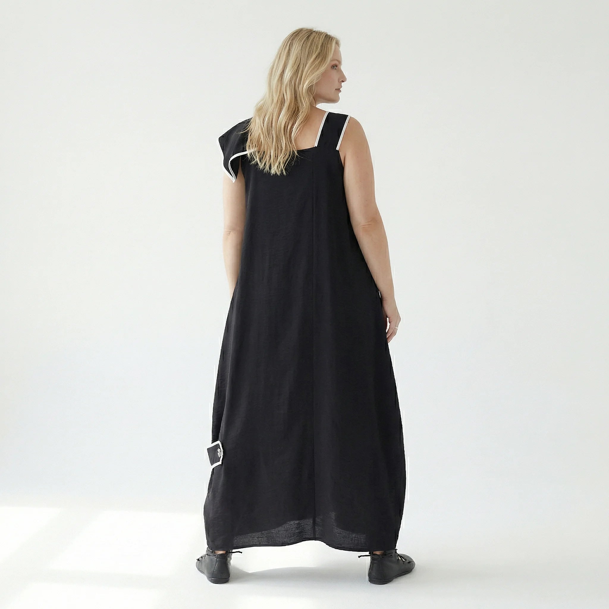 Schwarzes Avantgarde-Kleid mit Applikationen und Asymmetrie von LUANI aus Baumwollmix