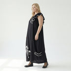 Schwarzes Maxikleid Oversize aus Baumwolljersey mit Stickerei U-BootAusschnitt Taschen