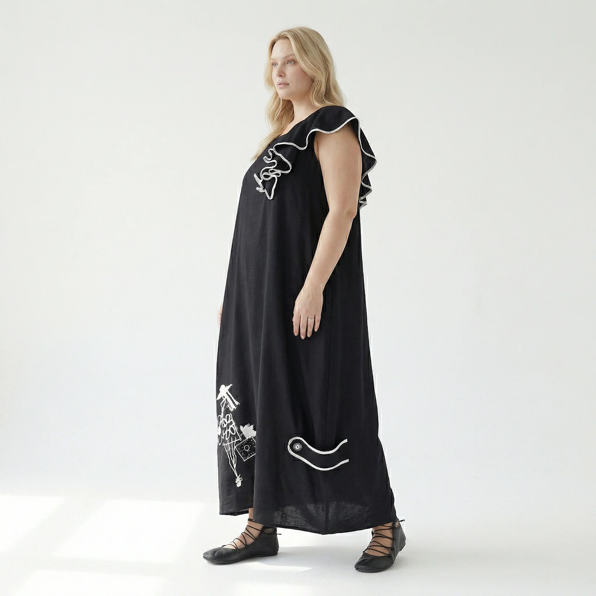 Schwarzes Avantgarde-Kleid mit Applikationen und Asymmetrie von LUANI aus Baumwollmix