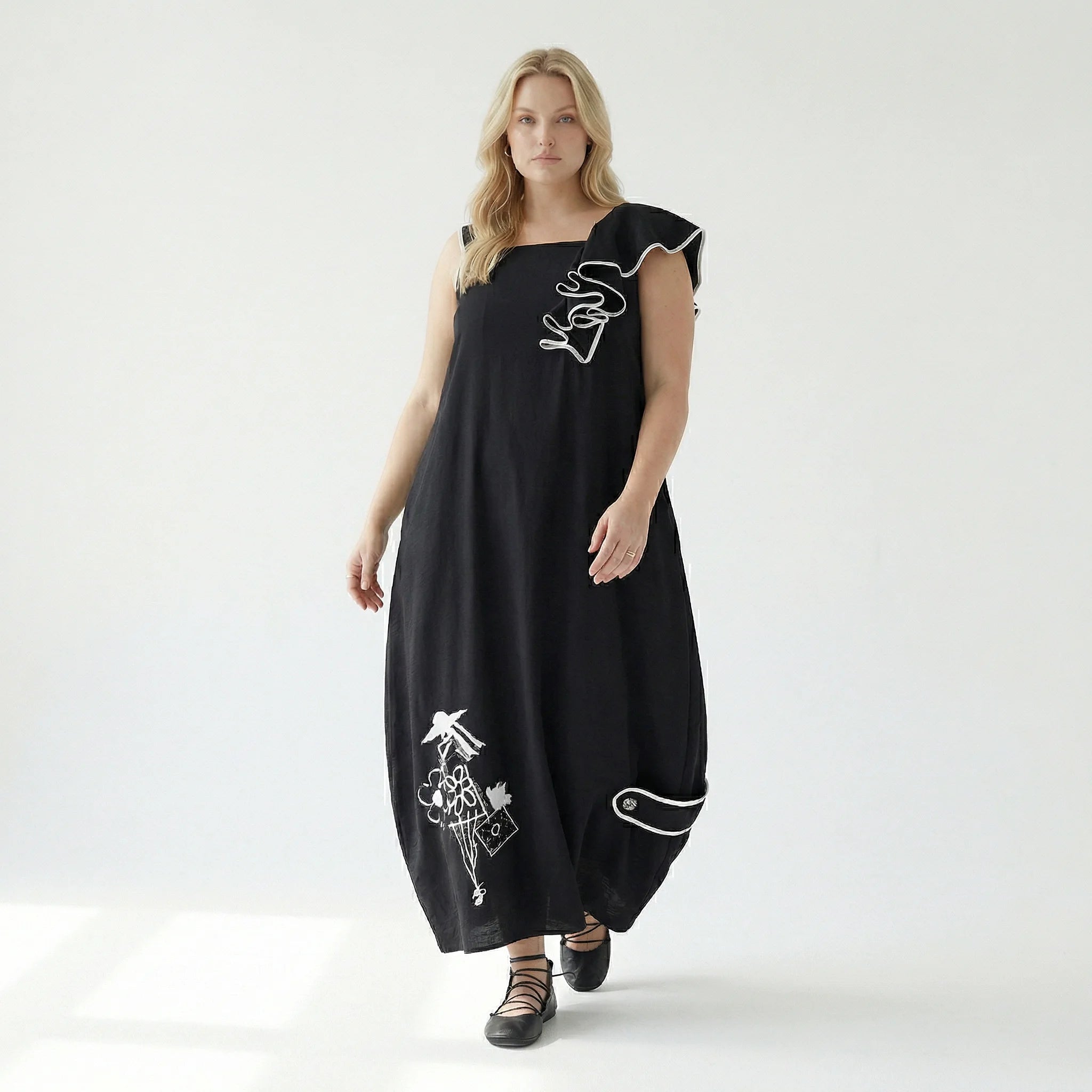 Schwarzes Avantgarde-Kleid mit Applikationen und Asymmetrie von LUANI aus Baumwollmix