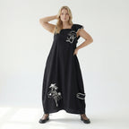 Schwarzes Maxikleid Oversize aus Baumwolljersey mit Stickerei U-BootAusschnitt Taschen