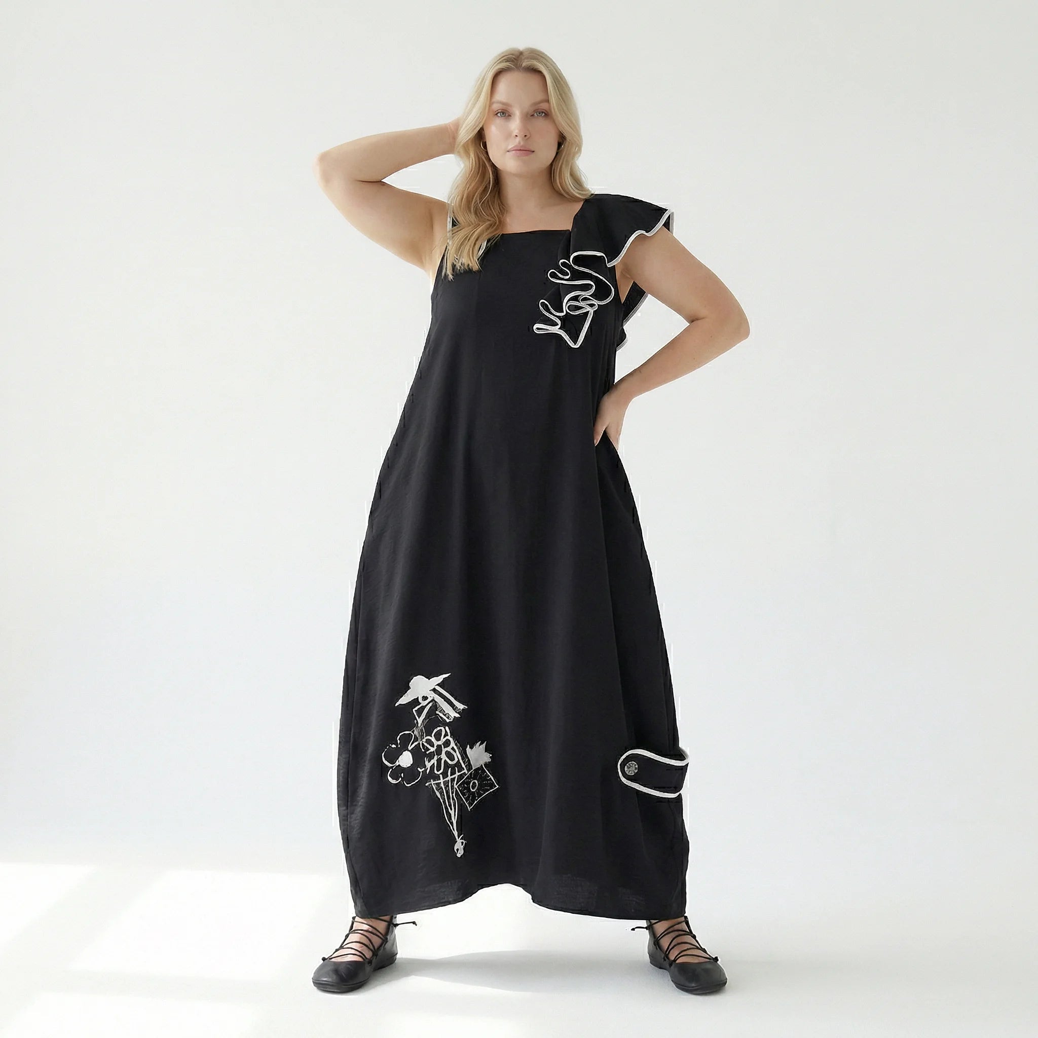 Schwarzes Avantgarde-Kleid mit Applikationen und Asymmetrie von LUANI aus Baumwollmix